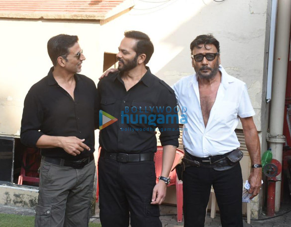 photos akshay kumar rohit shetty and jackie shroff spotted on the sets of chala hawa yeu dya to promote sooryavanshi 5