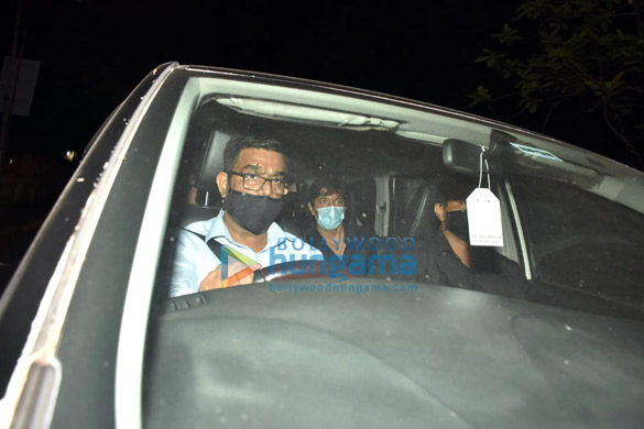 photos ananya panday and chunky pandey return to their bandra home 4 3