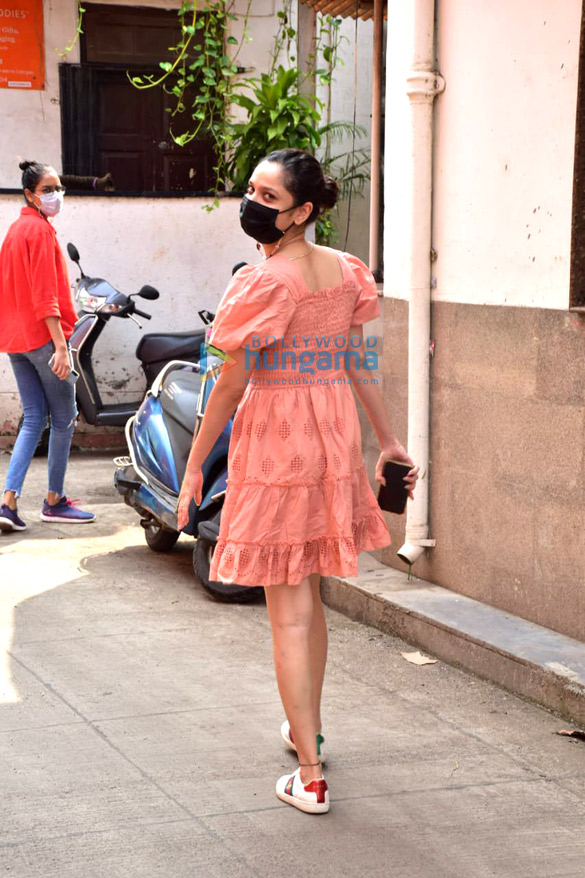 photos ankita lokhande snapped in juhu with her mother 3
