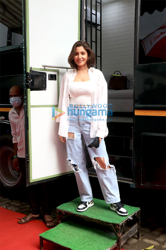 photos anushka sharma snapped after a shoot at filmcity 3 2