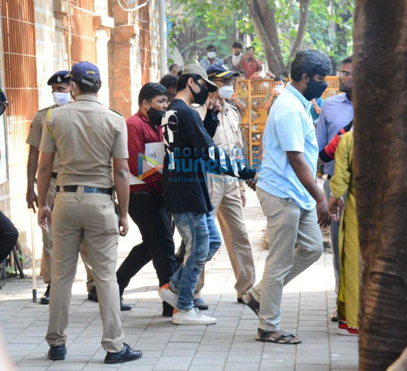 photos aryan khan at ncb office 2