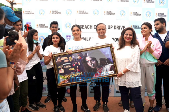 photos bhumi pednekar snapped participating in the beach cleanup drive at carter road bandra 2
