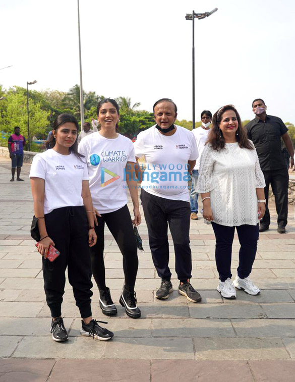 photos bhumi pednekar snapped participating in the beach cleanup drive at carter road bandra 7