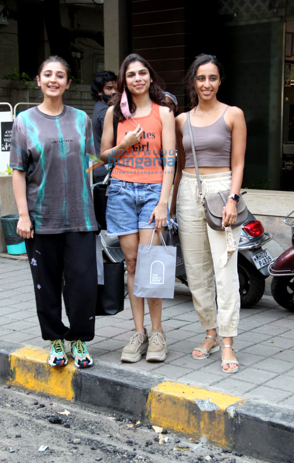 Photos: Dhvani Bhanushali, Namrata Purohit and Sharmin Segal spotted in Bandra Photos: Dhvani Bhanushali, Namrata Purohit and Sharmin Segal spotted in Bandra