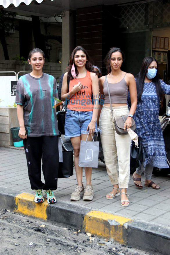 photos dhvani bhanushali namrata purohit and sharmin segal spotted in bandra 3