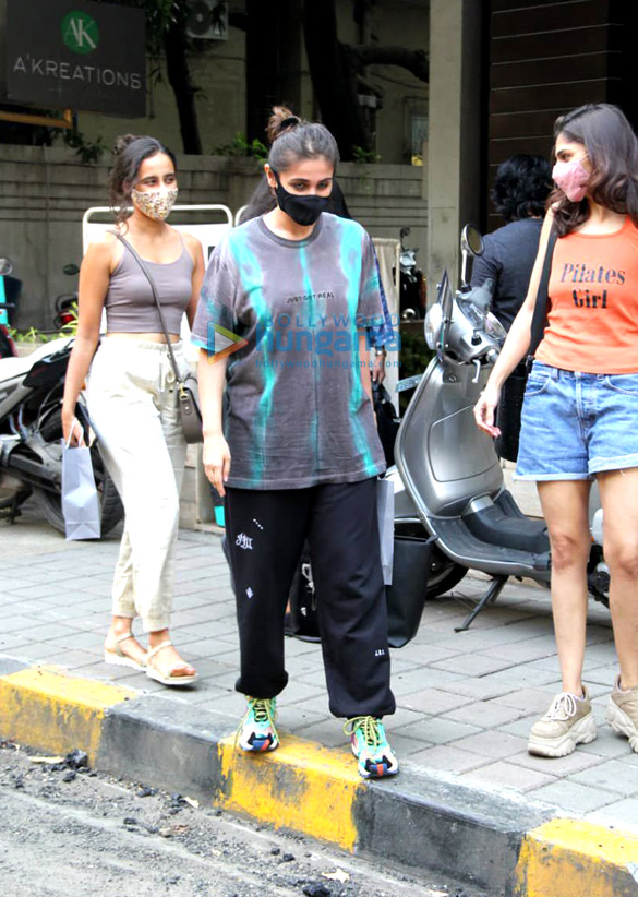 photos dhvani bhanushali namrata purohit and sharmin segal spotted in bandra 4