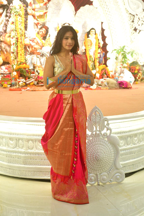 photos kajol tanuja tanishaa mukerji and mouni roy snapped attending durga puja 2