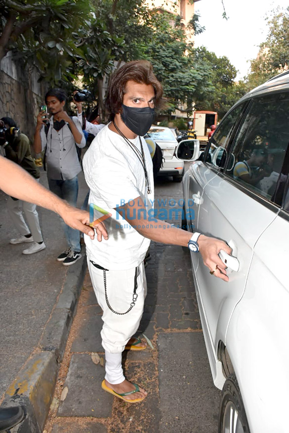 photos karan singh grover snapped with bipasha basu at hakims aalim 1 2
