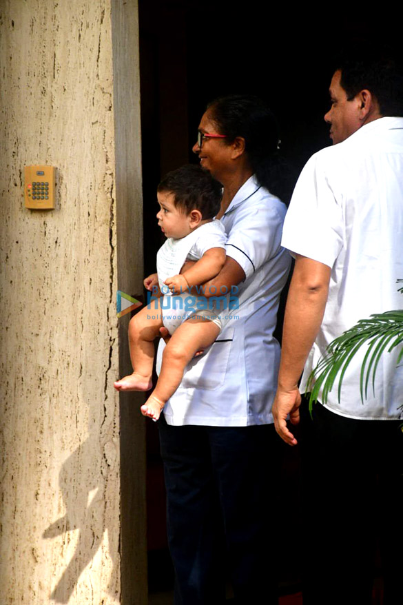 photos kareena kapoor khan saif ali khan and jehangir ali khan spotted in bandra 3