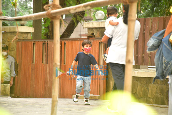 photos kareena kapoor khan taimur ali khan and jehangir ali khan snapped while leaving for the airport 2