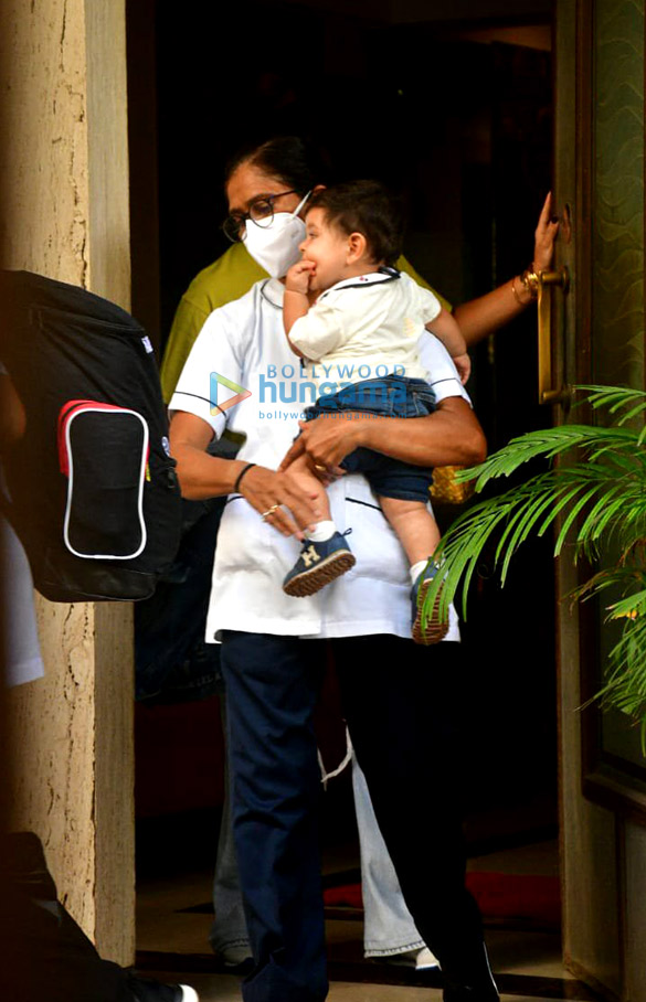 photos kareena kapoor khan taimur ali khan and jehangir ali khan snapped while leaving for the airport 3