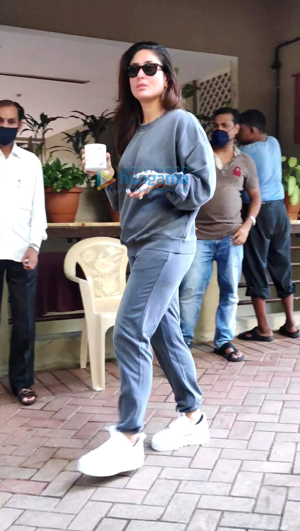 photos kareena kapoor khan snapped in bandra 2 5