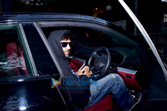 photos kartik aaryan and paresh rawal snapped at rohit dhawans office in juhu 4