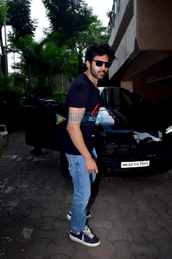 photos kartik aaryan snapped in juhu 1 13