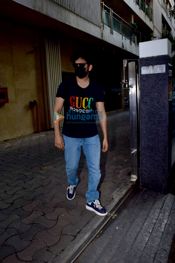 photos kartik aaryan snapped in juhu 6 5