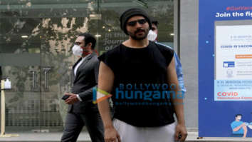 Photos: Kartik Aaryan spotted outside Hinduja hospital in Bandra