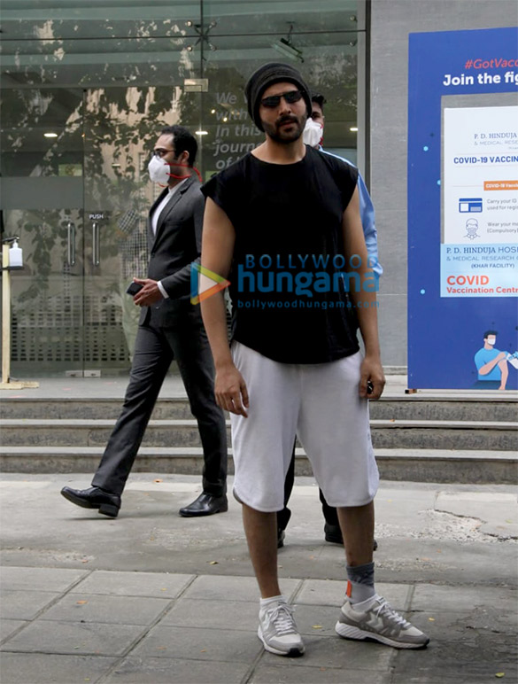 Photos: Kartik Aaryan spotted outside Hinduja hospital in Bandra