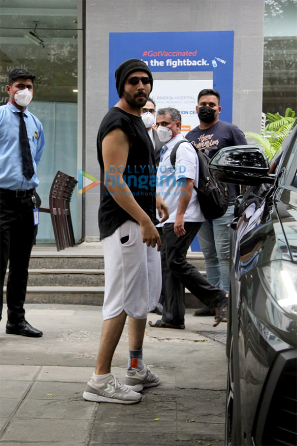 photos kartik aaryan spotted outside hinduja hospital in bandra 2