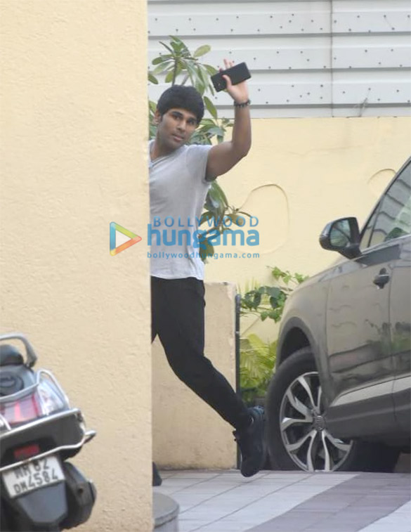photos kiara advani varun dhawan and allu sirish snapped at a dance class in bandra 8