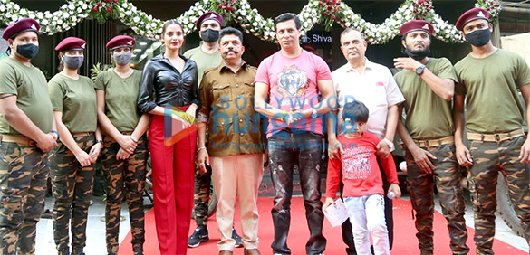 photos madhur bhandarkar and ayeesha aiman attend the launch of shivas salon in kandivali 2