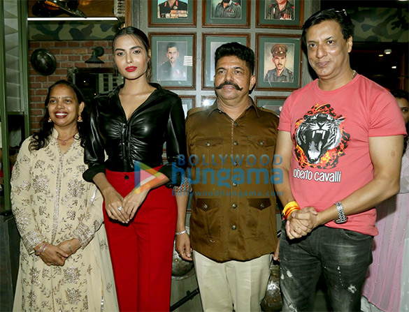 photos madhur bhandarkar and ayeesha aiman attend the launch of shivas salon in kandivali 4
