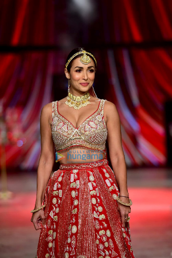 photos malaika arora chitrangda singh soha ali khan and divya khosla kumar walk the ramp at lfw day 4 5