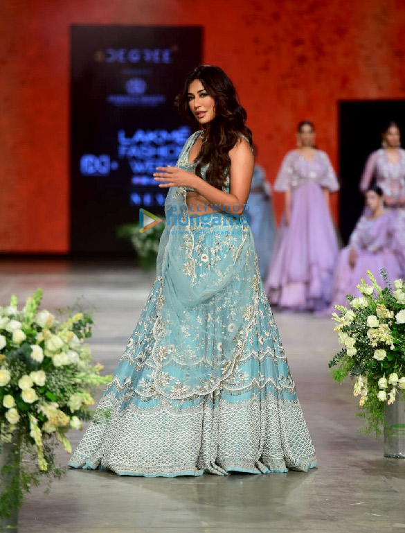photos malaika arora chitrangda singh soha ali khan and divya khosla kumar walk the ramp at lfw day 4 6