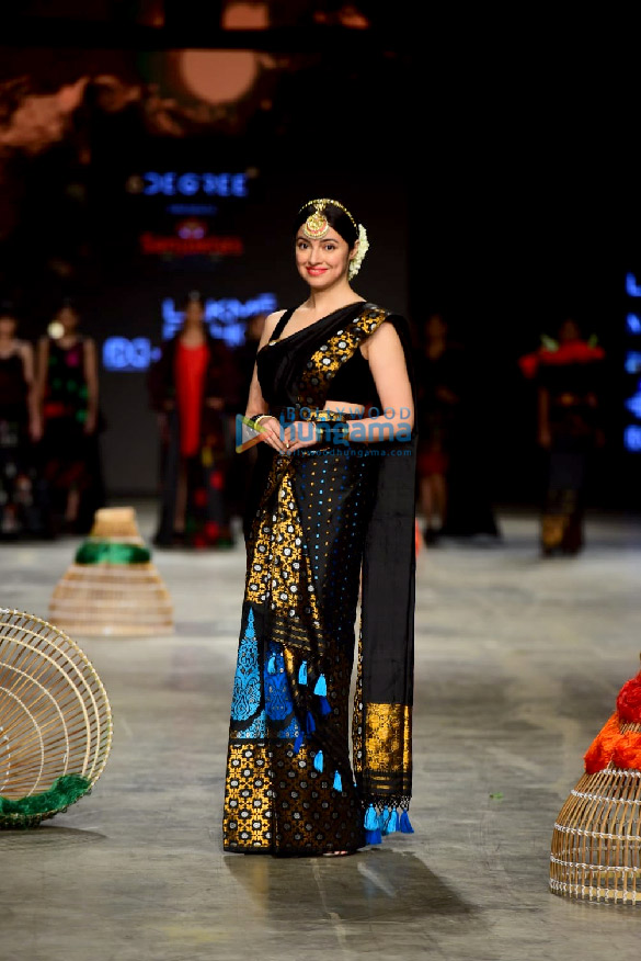 photos malaika arora chitrangda singh soha ali khan and divya khosla kumar walk the ramp at lfw day 4 7