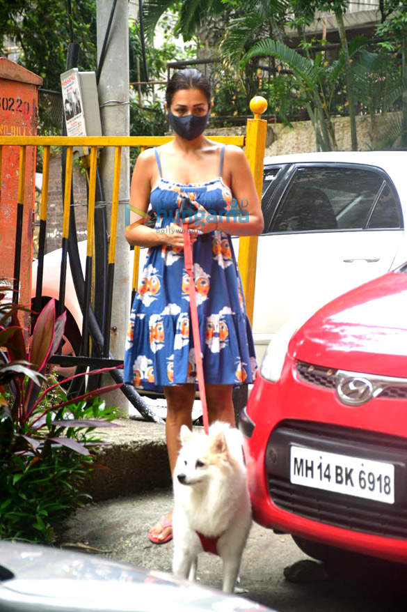 photos malaika arora spotted with her pet on a morning walk 2 8