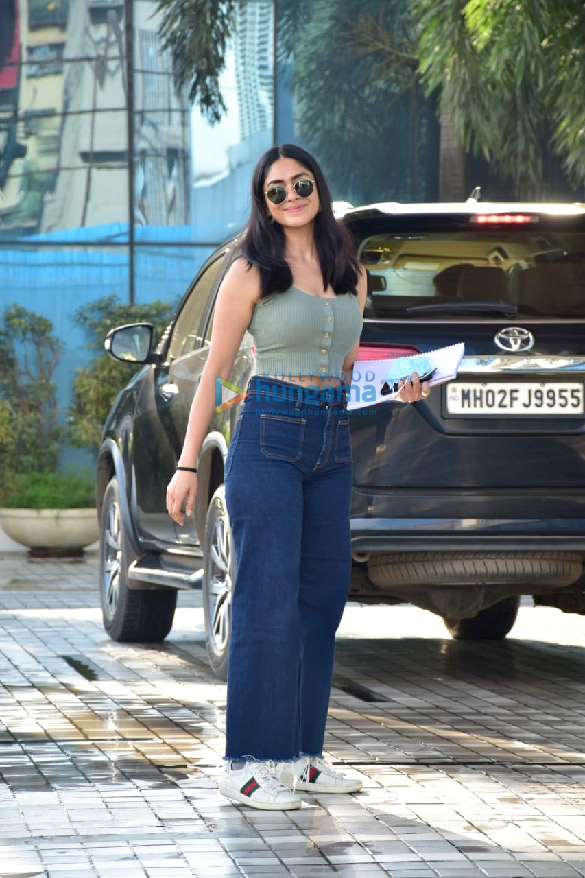 photos mrunal thakur snapped in andheri 4