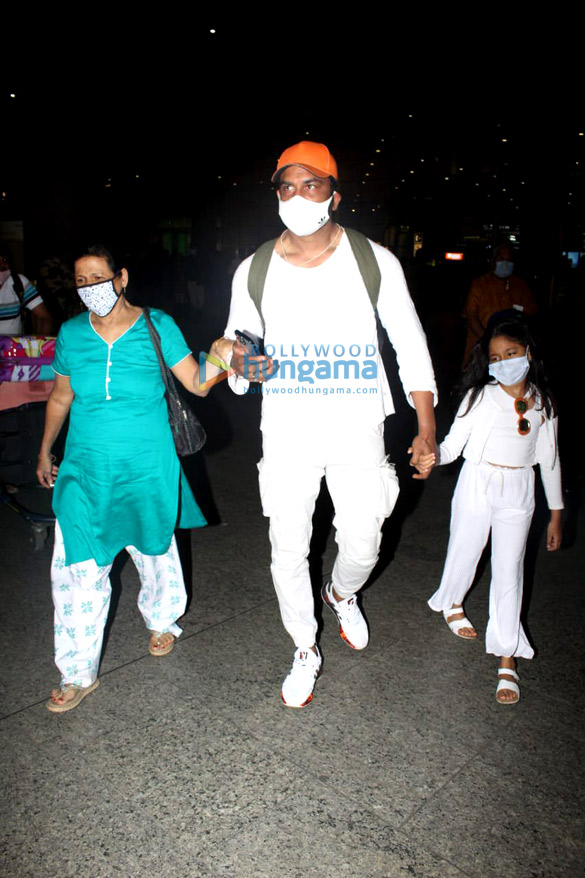 photos pooja hegde ileana dcruz mrunal thakur and others snapped at the airport 3