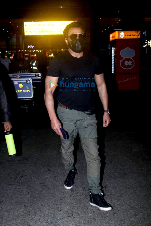 photos pooja hegde ileana dcruz mrunal thakur and others snapped at the airport 4