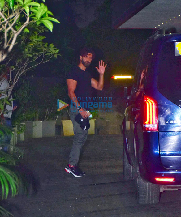 photos ranbir kapoor and hrithik roshan snapped at jackky bhagnanis house in bandra 4