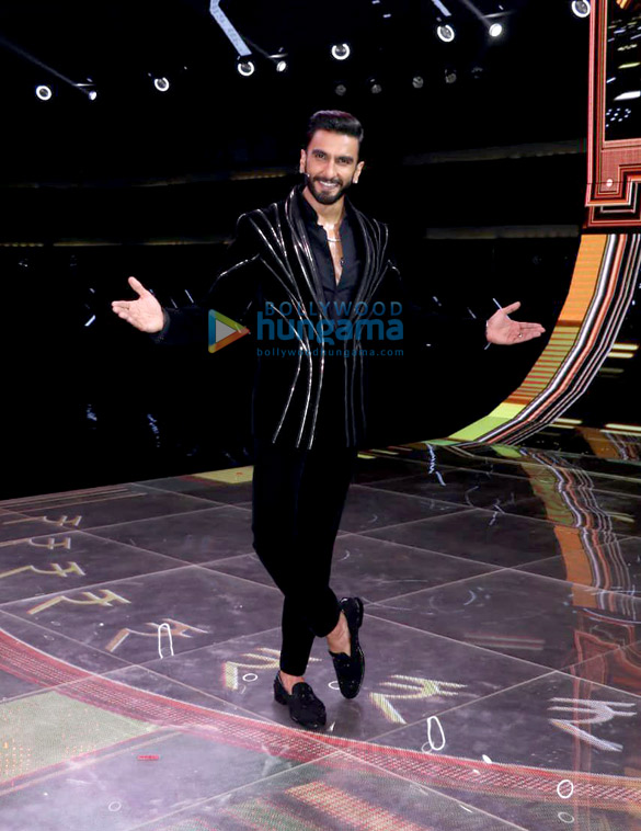 photos ranveer singh sara ali khan and janhvi kapoor snapped on the sets of the big picture 4