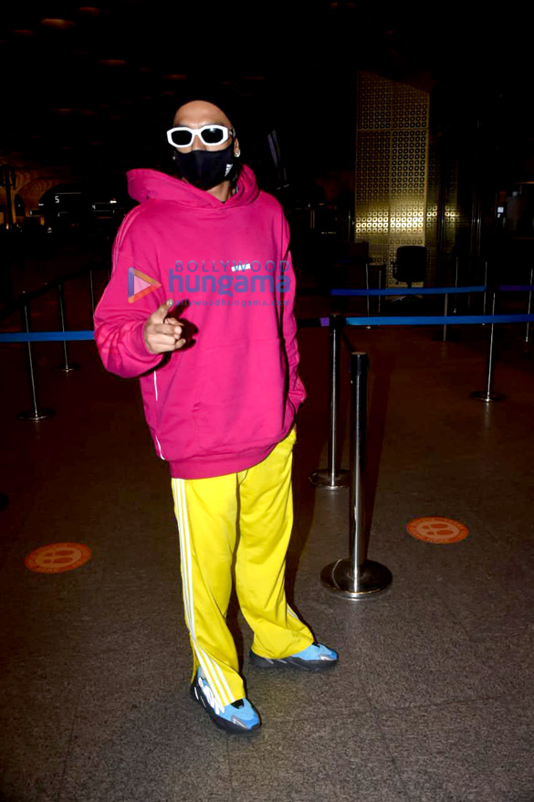 photos ranveer singh and mrunal thakur snapped at the airport 3