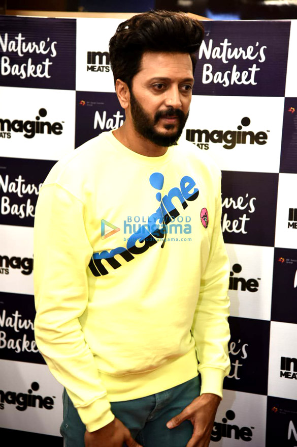 photos riteish deshmukh and genelia dsouza snapped in delhi for the launch of their brand imagine meats at natures basket 4