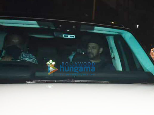 photos salman khan snapped at shah rukh khans house in bandra 2