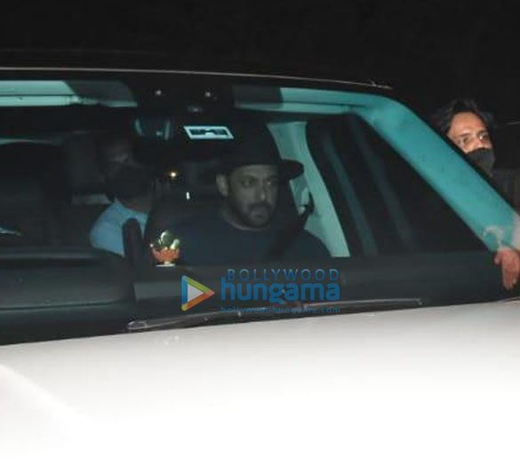 photos salman khan snapped at shah rukh khans house in bandra 6