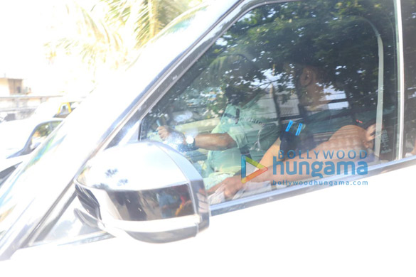 photos salman khan spotted at shah rukh khans house in bandra 2
