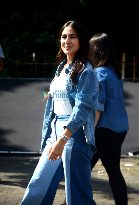 photos sara ali khan snapped shooting in lokhandwala 4