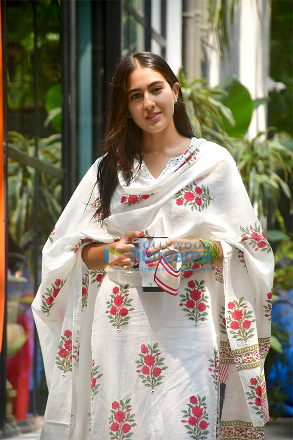 photos sara ali khan spotted at maddock films office 4 3