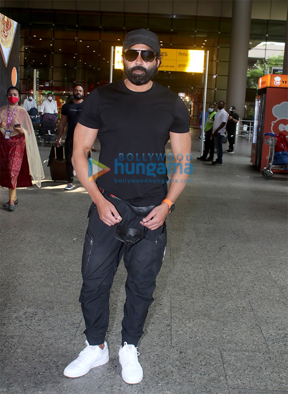 photos shahid kapoor mira rajput bobby deol and others snapped at the airport 2