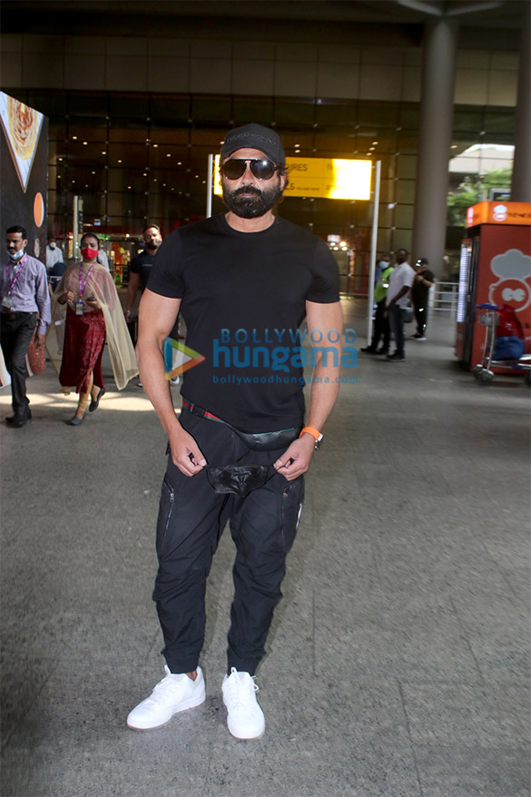 photos shahid kapoor mira rajput bobby deol and others snapped at the airport 5