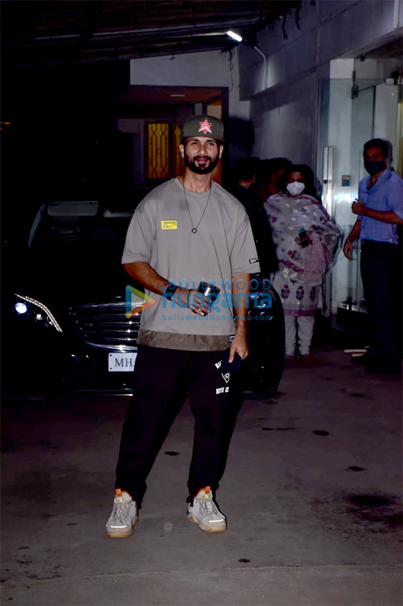photos shahid kapoor and his mother snapped at the screening of jersey 4