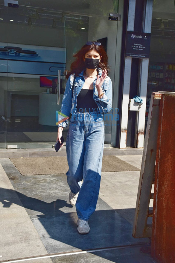 photos shanaya kapoor snapped at maple store in juhu 2