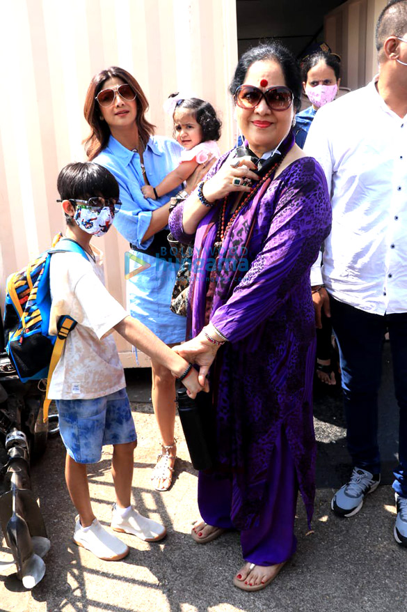 photos shilpa shetty snapped with her mother and kids at the gateway of india 1