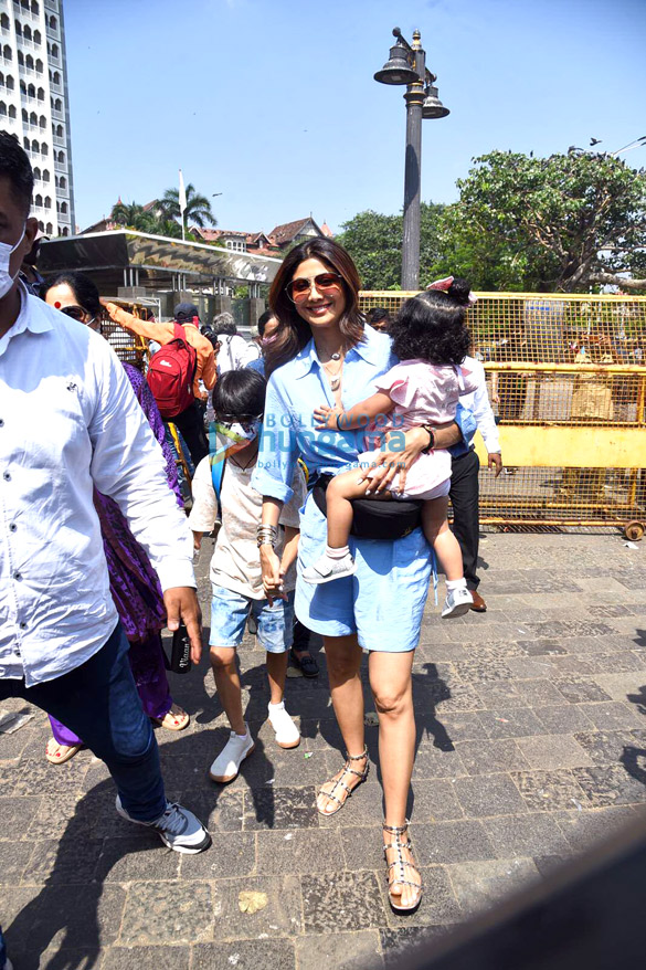 photos shilpa shetty snapped with her mother and kids at the gateway of india 5