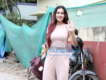 Photos: Sonnalli Seygall spotted in Khar