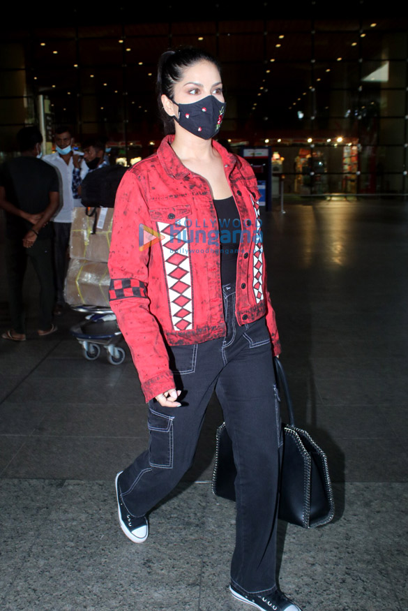 photos sunny leone mrunal thakur and others snapped at the airport 4