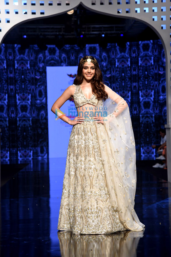 photos tara sutaria vaani kapoor alaya f and gauahar khan walk the ramp at the bombay times fashion week 20212 3